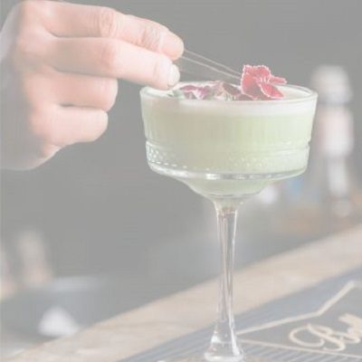 Lee más sobre el artículo ¿Qué es el garnish en coctelería y por qué cambia por completo un cóctel?